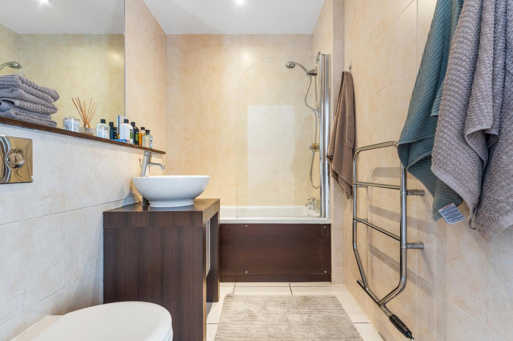 View Apartment, Short Walk To Tower Bridge, Free Parking Apartment